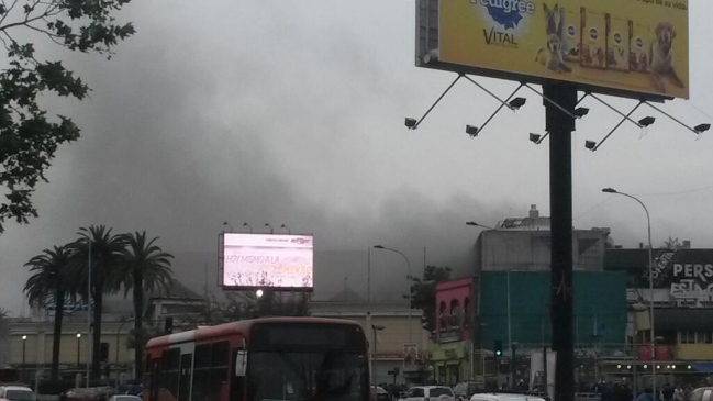 Incendio afecta a mall en Estación Central