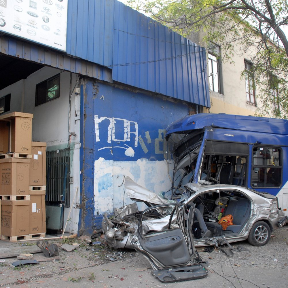 Un muerto y tres heridos dejó choque de auto con bus del Transantiago