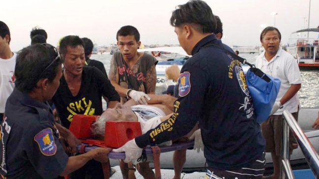 Al menos seis personas murieron al hundirse un ferry en Tailandia