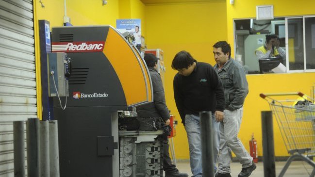 Delincuentes con máscaras de Halloween asaltaron supermercado en Pudahuel