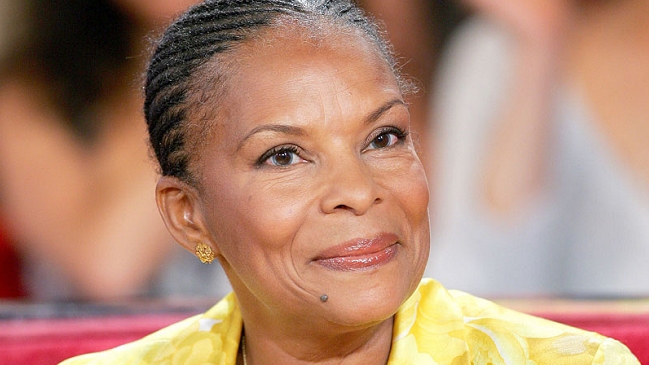 Presidente francés defendió a ministra víctima de insultos racistas