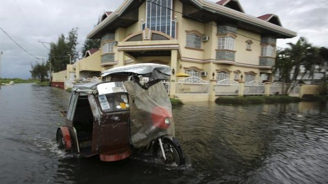 Autoridades hablan de al menos 100 muertos por tifón Haiyán en Filipinas