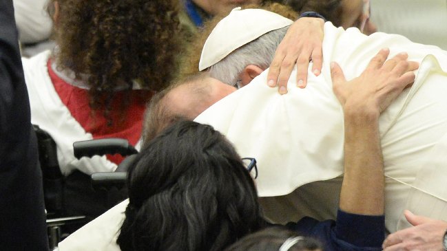 El papa abraza uno a uno a cientos de enfermos que peregrinan a Lourdes