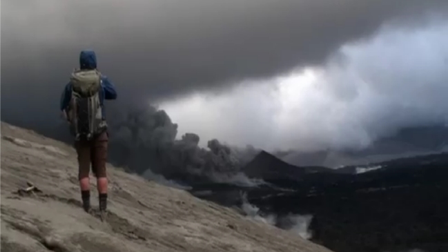 Captan imágenes en Chile de una peculiar y lenta lava por primera vez