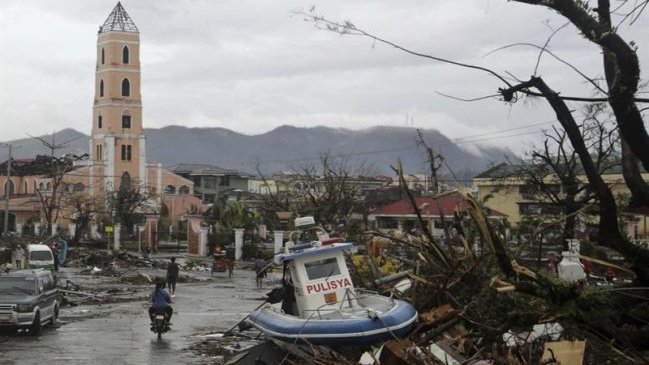 Cifras oficiales aumentan a más de 1.700 los muertos por tifón Haiyán