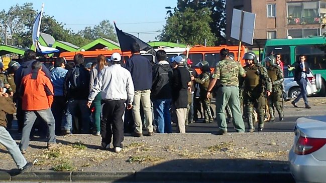 Carabineros reprimió protesta de funcionarios municipales en Las Rejas