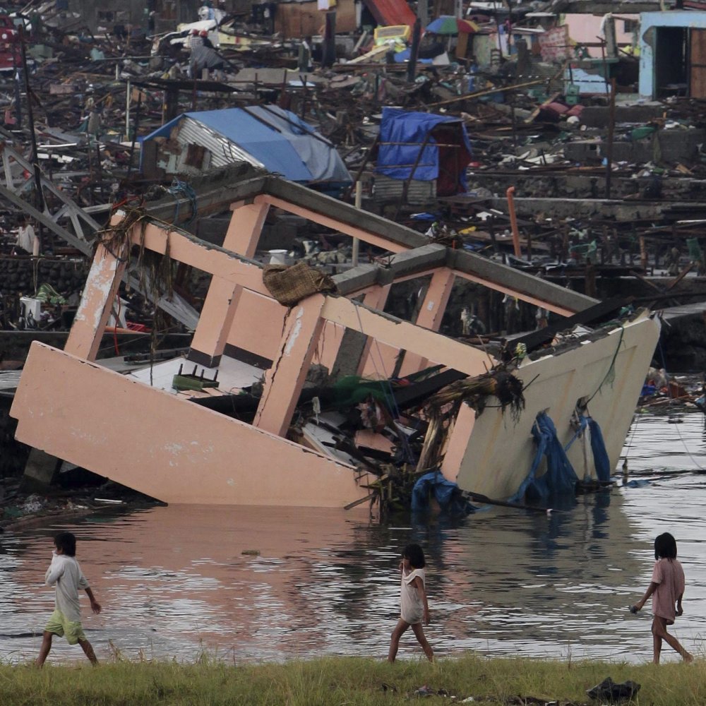Ministro Moreno: Cinco chilenos no han sido contactados en Filipinas tras tifón