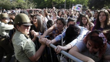 Fans de Justin Bieber hacen guardia en el hotel Hyatt