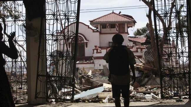 Más de 2.000 muertos por el tifón en Filipinas