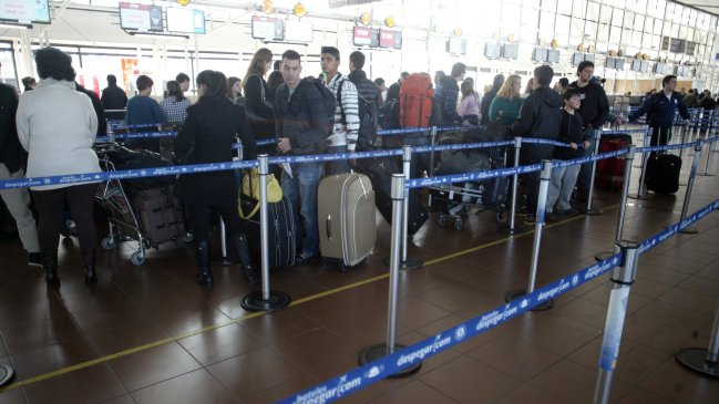 Paro de funcionarios aeronáuticos causa retraso en vuelos