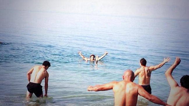 Uruguay celebró la victoria en Jordania con un baño en el Mar Muerto