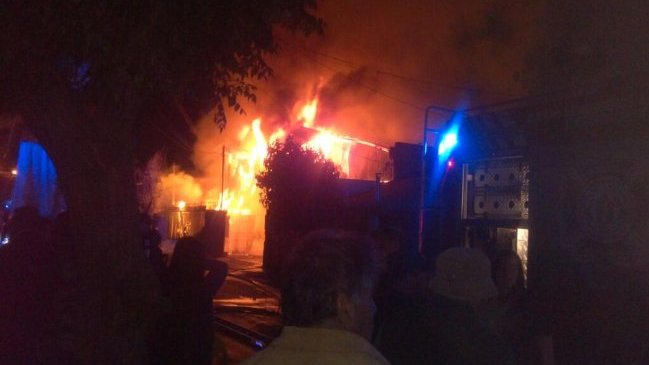 Incendio destruyó completamente una fábrica de muebles en La Granja