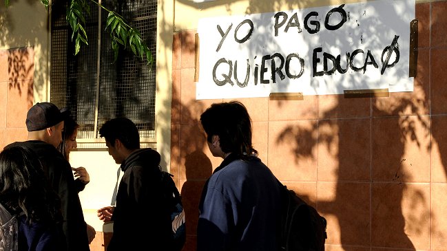 Apoderados buscan evitar cierre de colegio en Providencia