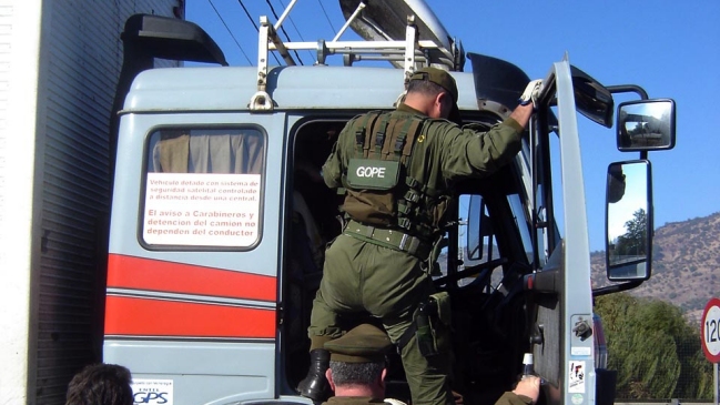 Gendarme encabezó asalto a camión con 14 toneladas de comida para perro