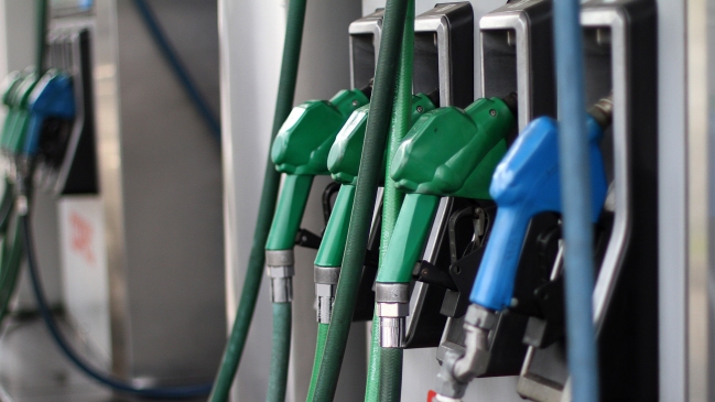 Bencinas subirán hasta 14 pesos este jueves, según ENAP