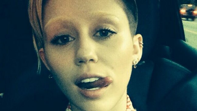 Miley Cyrus estrenó nueva imagen, ahora no tiene cejas