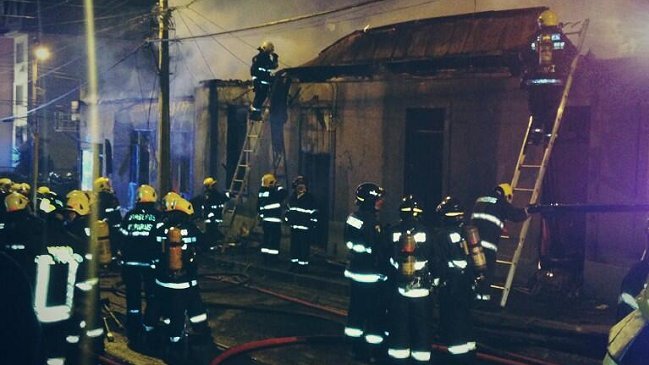 Incendio destruyó ocho casas en el Cerro Barón de Valparaíso