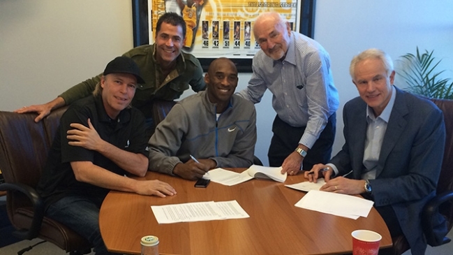 Los Lakers anunciaron la renovación de Kobe Bryant por dos años