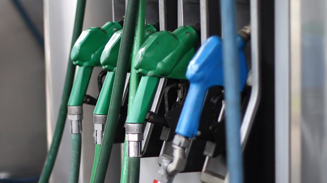 Economistas prevén que precio de las bencinas siga subiendo en diciembre
