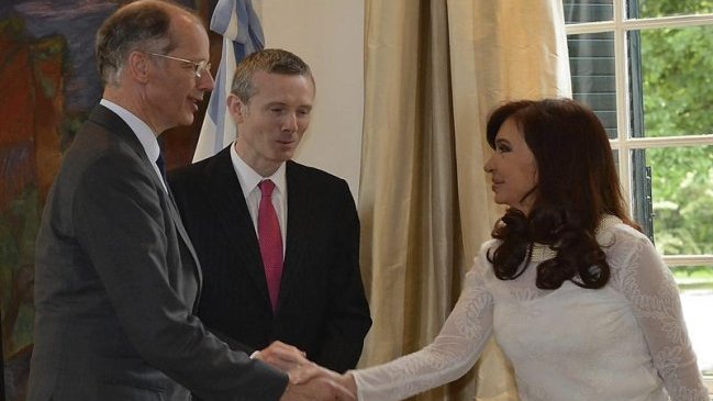 Presidenta argentina se alejó de luto estricto en cita con empresarios