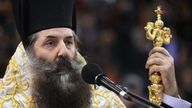 Obispo griego amenazó con excomulgar a diputados que apoyen uniones gays