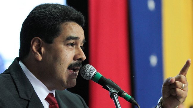 Maduro ordenó distribuir libro de ideología chavista entre militares