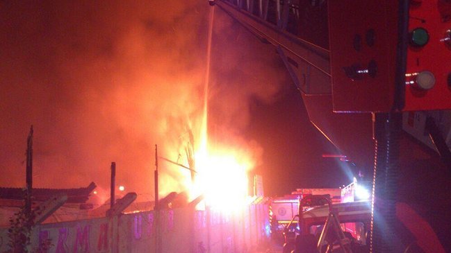 Incendio destruyó desarmaduría en La Pintana