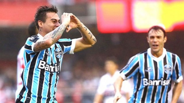 Santos quiere aprovechar deuda de Napoli para quedarse con Eduardo Vargas