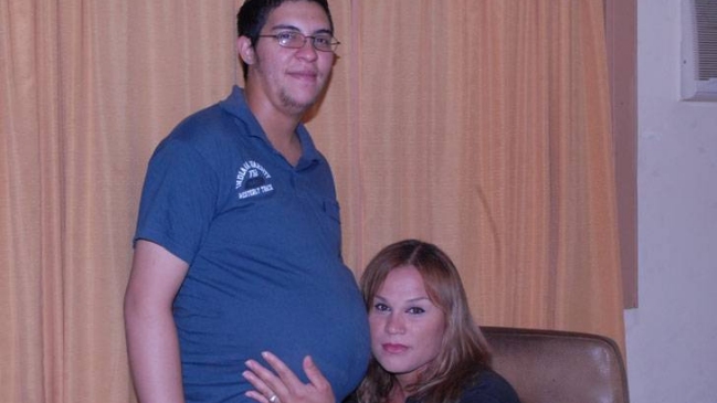 Argentino embarazado contrae matrimonio con su novia transexual