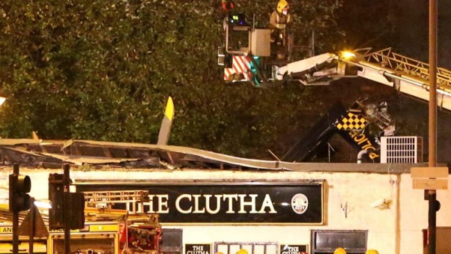 A ocho suben los muertos por caída de helicóptero en pub de Glasgow