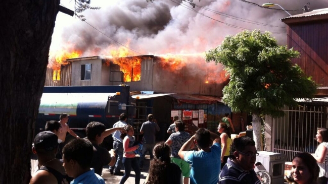 Incendio dejó seis lesionados y ocho viviendas destruidas en El Bosque