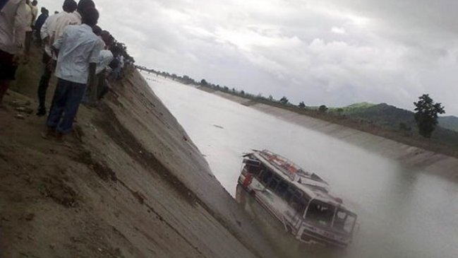 Bus cayó por acantilado y dejó una decena de muertos en Nepal