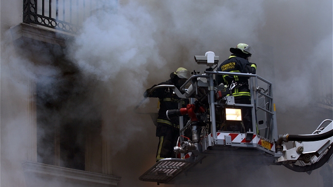 Hombre de 50 años falleció en incendio en el centro de Santiago