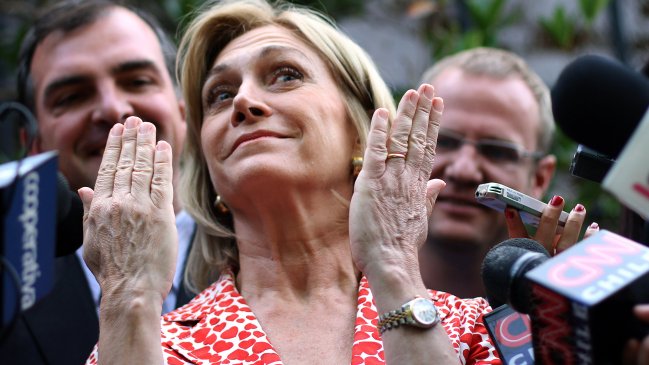 Evelyn Matthei reapareció afónica en reunión con arzobispo Ezzati