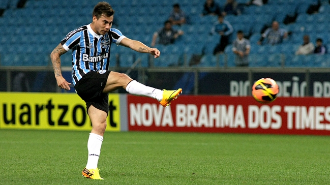 Gremio quiere renovar el préstamo de Eduardo Vargas con Napoli
