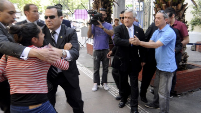 Mujer que escupió a Piñera quedó detenida por atentado contra la autoridad