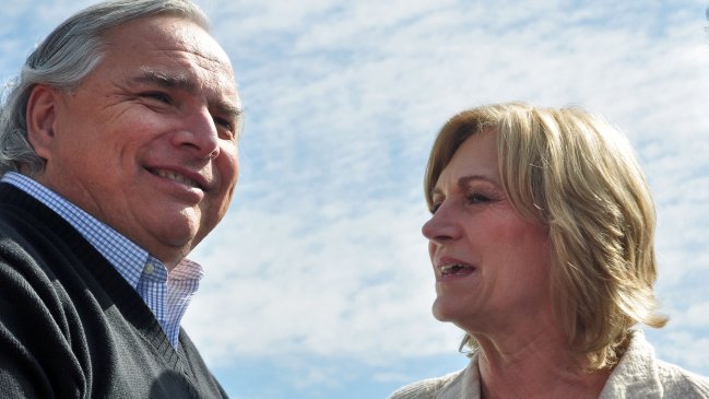 Ministros se suman a puerta a puerta por campaña de Matthei