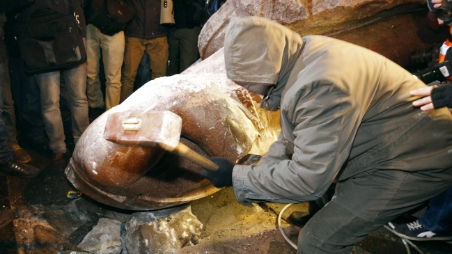 Manifestantes derribaron y decapitaron estatua de Lenin en Ucrania