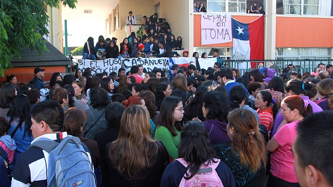 Apoderados y estudiantes se tomaron colegio de Recoleta ante anuncio de cierre