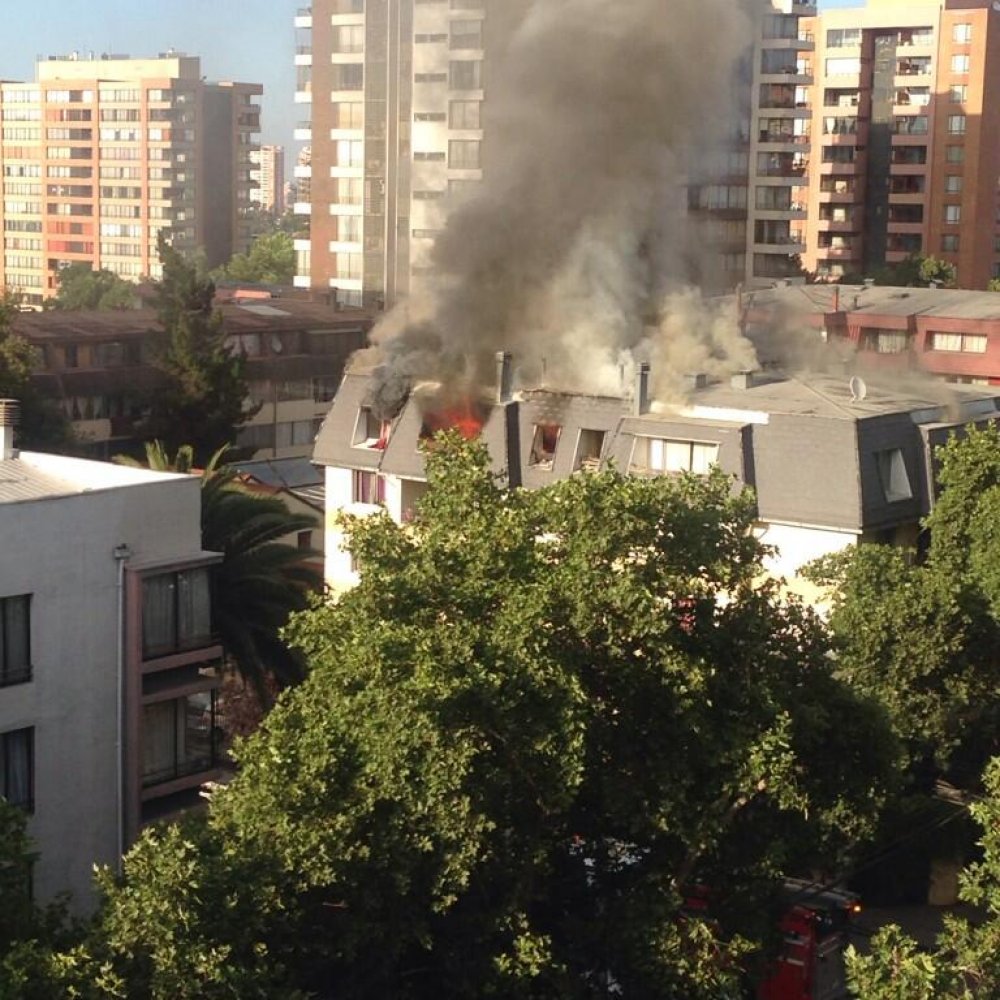 Incendio moviliza a Bomberos en la comuna de Ñuñoa