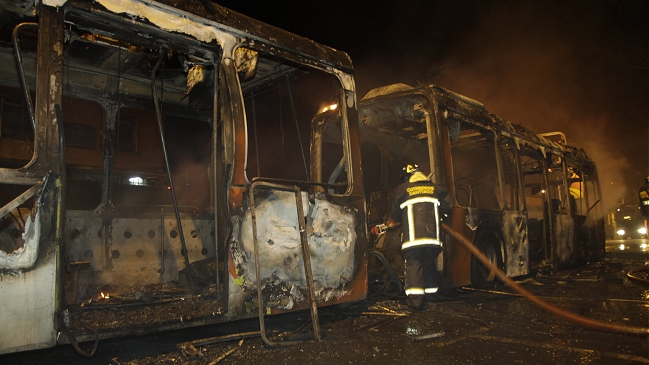 Intendencia se querelló por quema de un bus del Transantiago