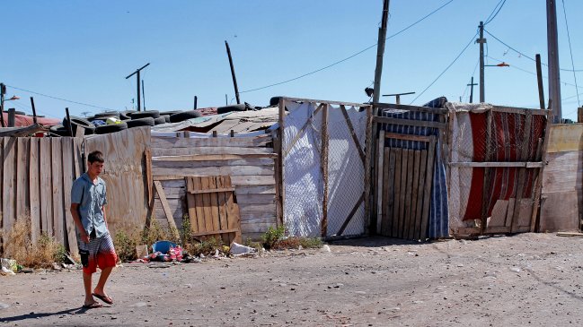 Campamentos: A todos los programas sociales se postula por internet
