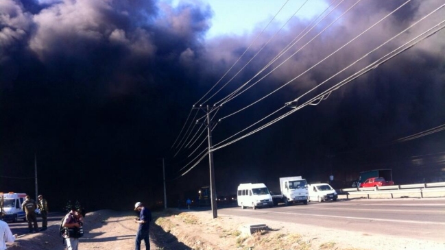 Incendio afecta a instalaciones industriales en Quilicura