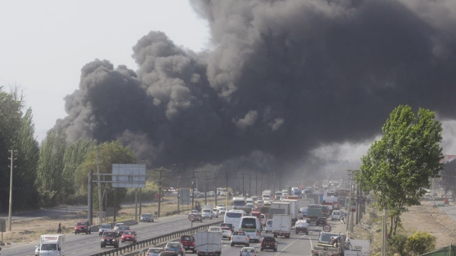 Seremi de Salud anunció sumario a empresa por incendio en Quilicura