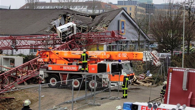 Grúa se desplomó sobre un supermercado en Alemania