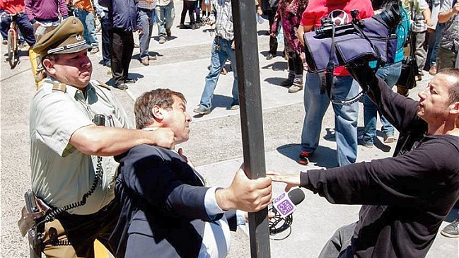 Carabineros desarrolla sumario interno por agresiones a periodistas