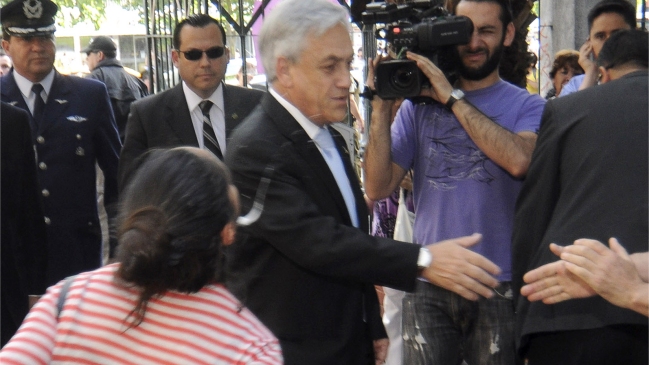 Gobierno anunció querella contra mujer que escupió a Piñera