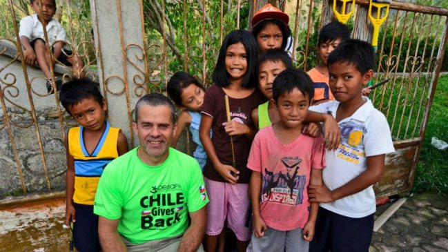 Keko Yunge ayuda a levantar ciudad arrasada por tifón en Filipinas