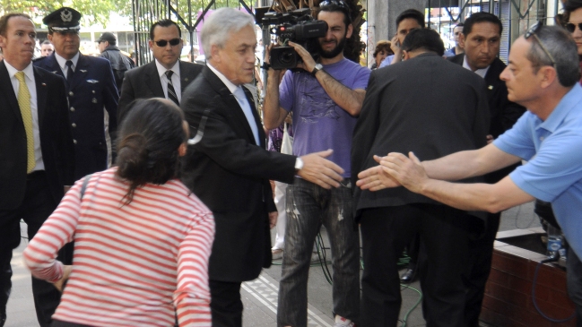 Gobierno se querelló contra mujer que escupió al Presidente Piñera