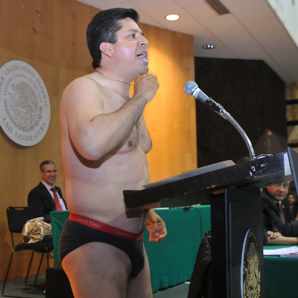 Diputado quedó en calzoncillos debatiendo reforma energética de México